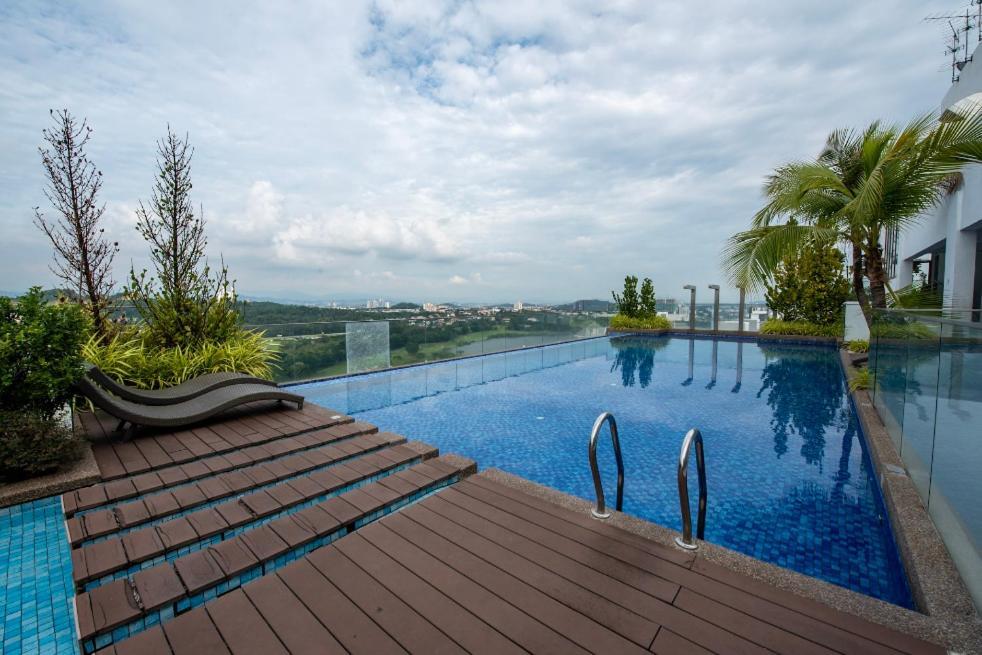 Residensi Flora Apartment Seri Kembangan Exterior foto